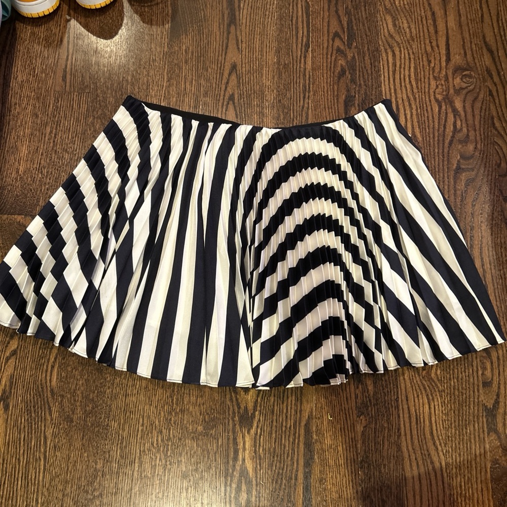 MONSE striped accordion skirt

Size 14

Send offers